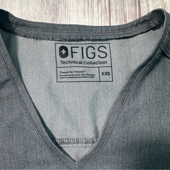 Figs Scrubs Womens XXS Gaya Camo Pocket Nurse Scrub Top Limited Edition Graphite - Picture 2 of 4